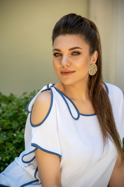 Летний брючный костюм блуза с асимметричным плечом и брюки Andina 915-3 белый_индиго - фото 10