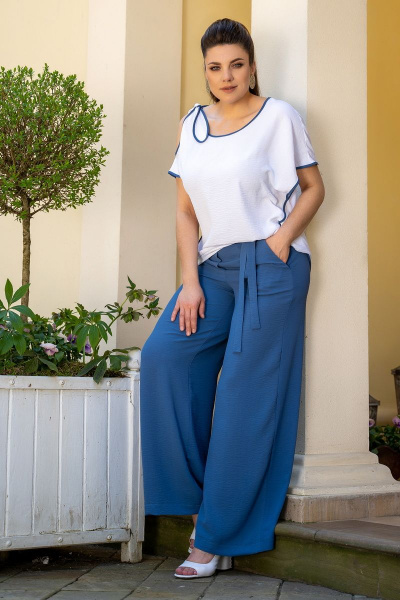 Летний брючный костюм блуза с асимметричным плечом и брюки Andina 915-3 белый_индиго - фото 8