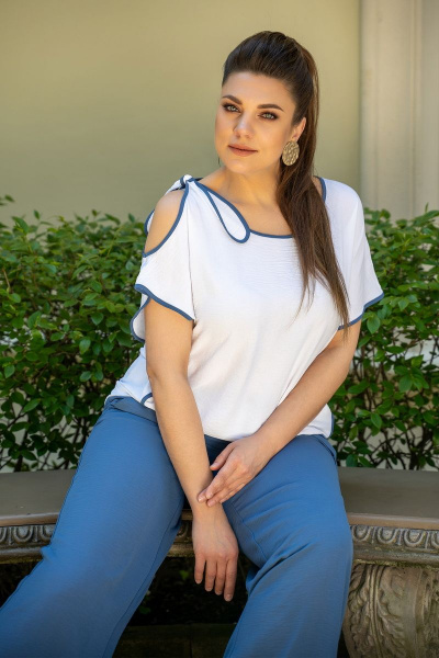 Летний брючный костюм блуза с асимметричным плечом и брюки Andina 915-3 белый_индиго - фото 4