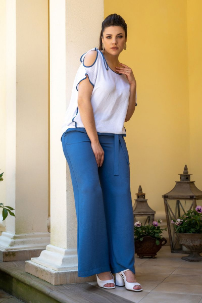 Летний брючный костюм блуза с асимметричным плечом и брюки Andina 915-3 белый_индиго - фото 2