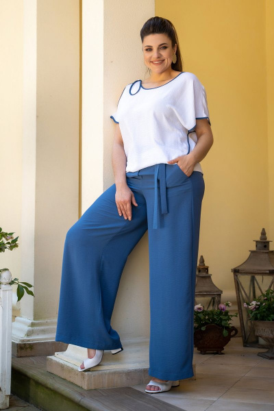 Летний брючный костюм блуза с асимметричным плечом и брюки Andina 915-3 белый_индиго - фото 1