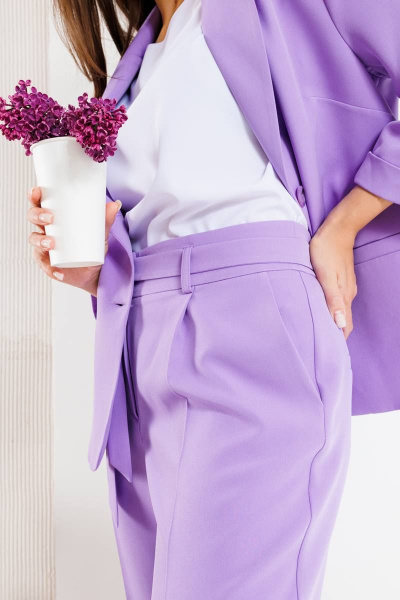 Костюм женский трехпредметный с жакетом, топом и зауженными брюками SandyNa 130558 лаванда - фото 14