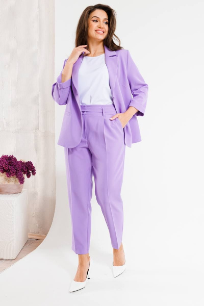 Костюм женский трехпредметный с жакетом, топом и зауженными брюками SandyNa 130558 лаванда - фото 1