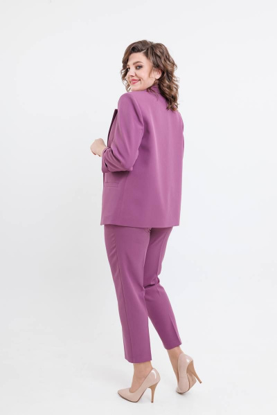 Костюм женский двухпредметный из текстиля с полуприлегающим жакетом SandyNa 130561 лиловый - фото 3
