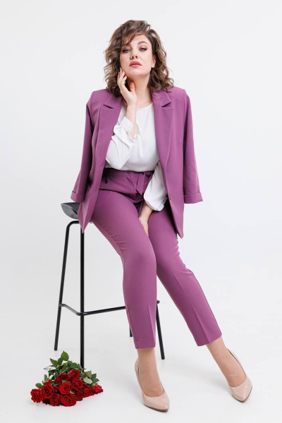 Костюм женский двухпредметный из текстиля с полуприлегающим жакетом SandyNa 130561 лиловый - фото 4