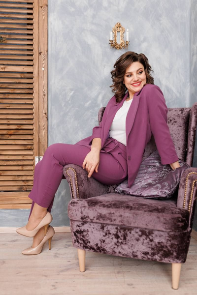 Костюм женский двухпредметный из текстиля с полуприлегающим жакетом SandyNa 130561 лиловый - фото 7