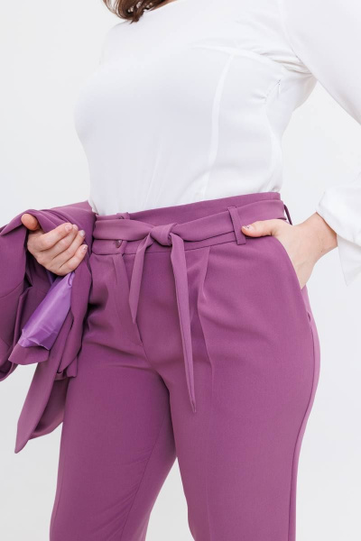 Костюм женский двухпредметный из текстиля с полуприлегающим жакетом SandyNa 130561 лиловый - фото 11