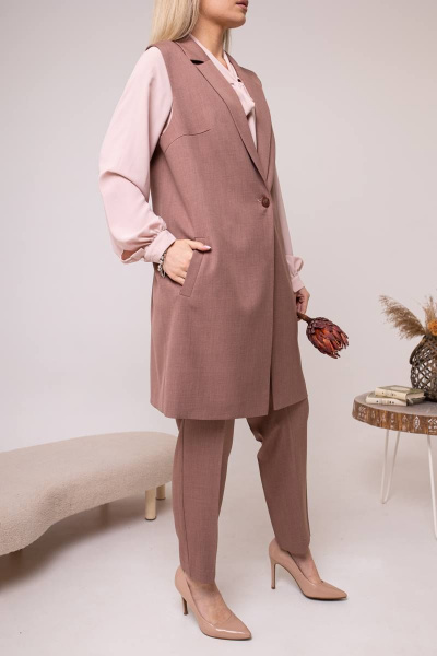 Демисезонный комплект жилет и брюки из текстиля SandyNa 130560 серо-коричневый - фото 2