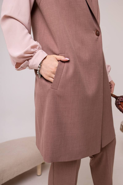 Демисезонный комплект жилет и брюки из текстиля SandyNa 130560 серо-коричневый - фото 3