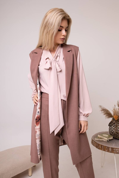 Демисезонный комплект жилет и брюки из текстиля SandyNa 130560 серо-коричневый - фото 4