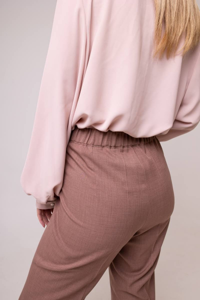 Демисезонный комплект жилет и брюки из текстиля SandyNa 130560 серо-коричневый - фото 8