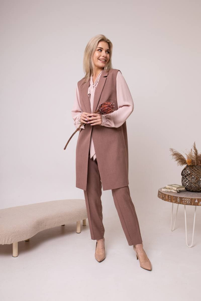 Демисезонный комплект жилет и брюки из текстиля SandyNa 130560 серо-коричневый - фото 9