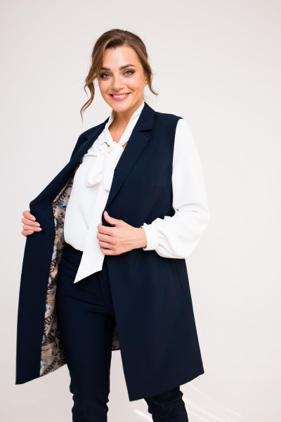 Демисезонный комплект жилет и брюки из текстиля SandyNa 130560 темно-синий - фото 7