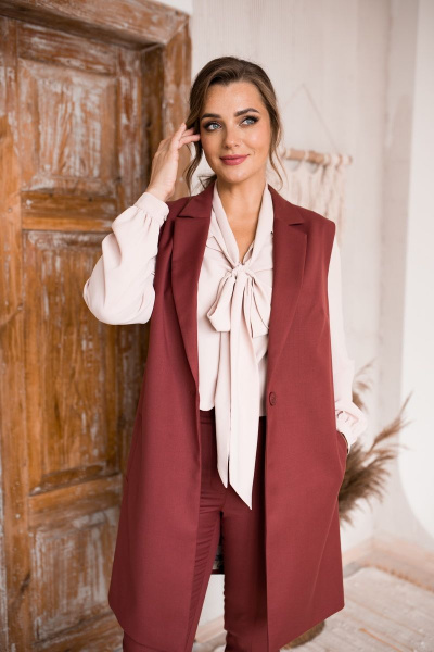 Костюм женский демисезонный из текстиля с жилетом и классическими брюками SandyNa 130560 чилийский_перец - фото 4