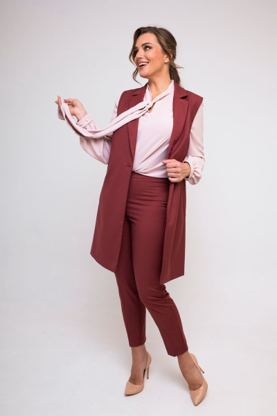 Костюм женский демисезонный из текстиля с жилетом и классическими брюками SandyNa 130560 чилийский_перец - фото 10