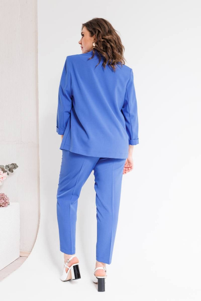 Костюм женский двухпредметный из текстиля с зауженными брюками SandyNa 130561 ультрамарин - фото 5