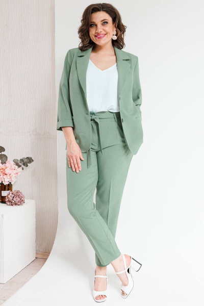 Костюм женский двухпредметный из текстиля с зауженными брюками SandyNa 130561 олива - фото 20