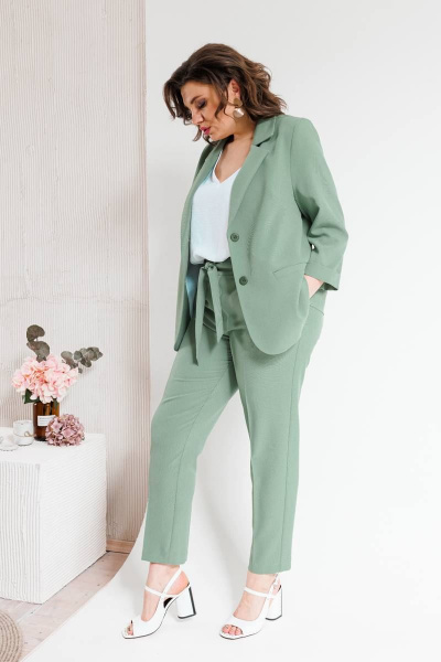 Костюм женский двухпредметный из текстиля с зауженными брюками SandyNa 130561 олива - фото 16