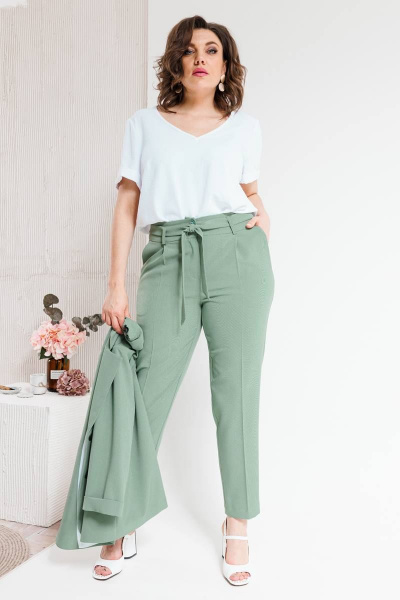 Костюм женский двухпредметный из текстиля с зауженными брюками SandyNa 130561 олива - фото 12