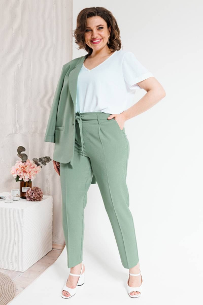 Костюм женский двухпредметный из текстиля с зауженными брюками SandyNa 130561 олива - фото 10