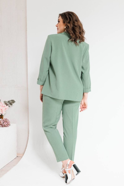 Костюм женский двухпредметный из текстиля с зауженными брюками SandyNa 130561 олива - фото 9