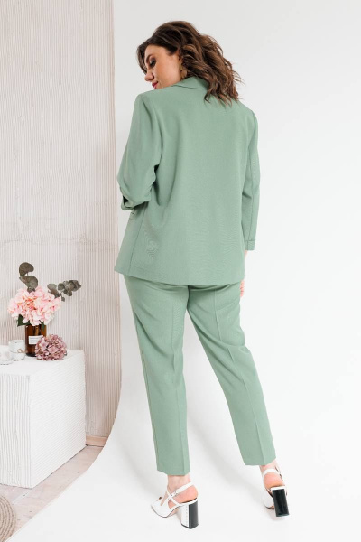 Костюм женский двухпредметный из текстиля с зауженными брюками SandyNa 130561 олива - фото 8