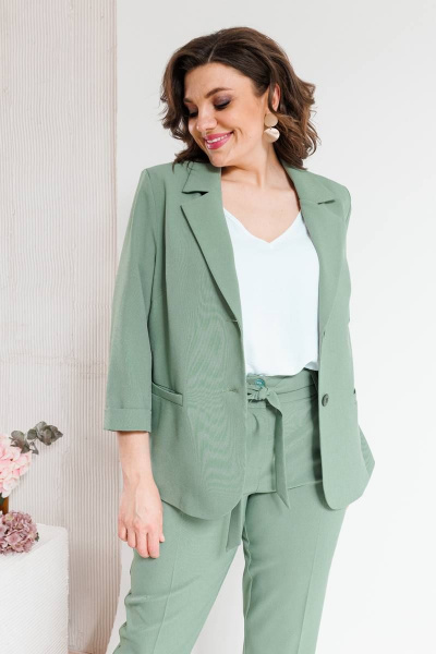 Костюм женский двухпредметный из текстиля с зауженными брюками SandyNa 130561 олива - фото 6