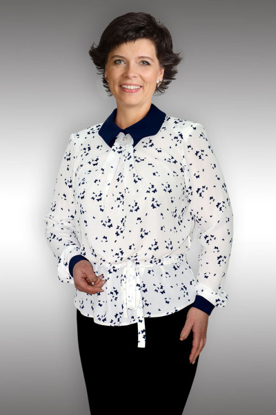 Повседневная белая блуза приталенного кроя с складками и застежкой Таир-Гранд 62199 молочные-бабочки - фото 1