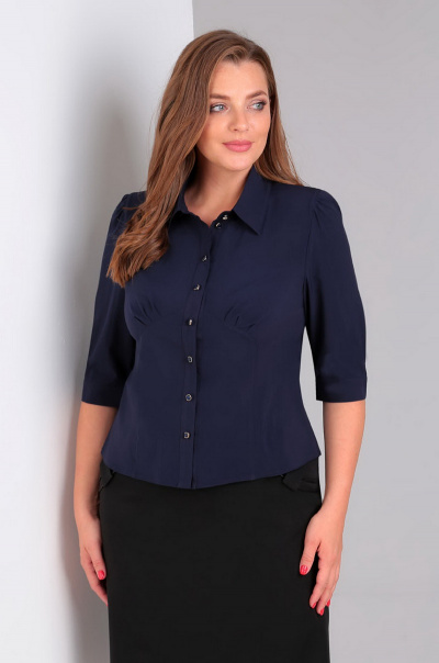 Приталенная блуза с защипами и коротким рукавом из текстиля Таир-Гранд 62275 т.синий - фото 1