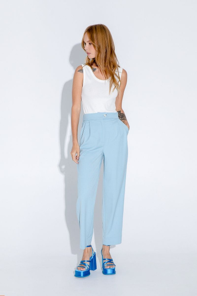 Летний костюм из текстиля с жакетом и брюками из голубого цвета PiRS 4536 голубой - фото 4