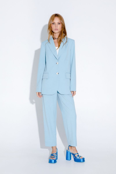 Летний костюм из текстиля с жакетом и брюками из голубого цвета PiRS 4536 голубой - фото 2