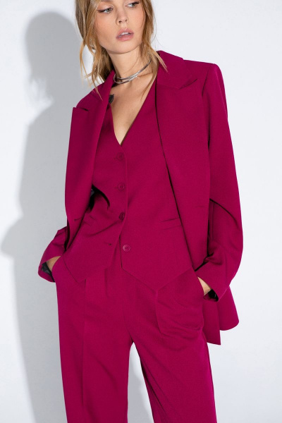 Классический жилет из текстиля с фигурным низом и застежкой PiRS 4643 ягодный - фото 1