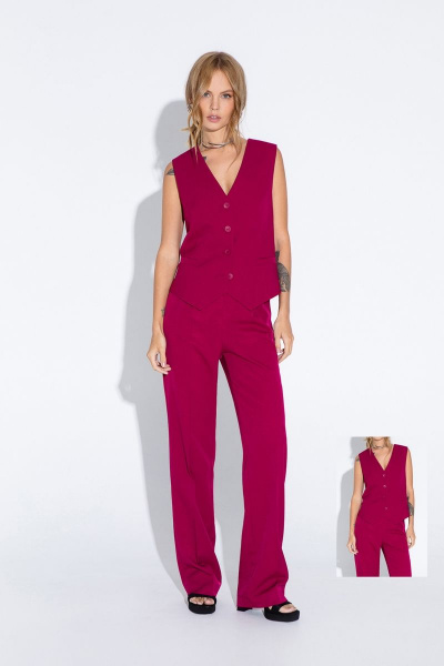 Классический жилет из текстиля с фигурным низом и застежкой PiRS 4643 ягодный - фото 2