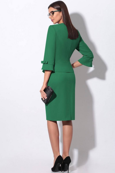 Комплект из жакета и юбки зеленого цвета с рельефами и шлицей LeNata 20757 зеленый - фото 5