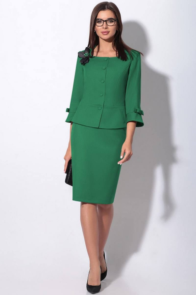 Комплект из жакета и юбки зеленого цвета с рельефами и шлицей LeNata 20757 зеленый - фото 2