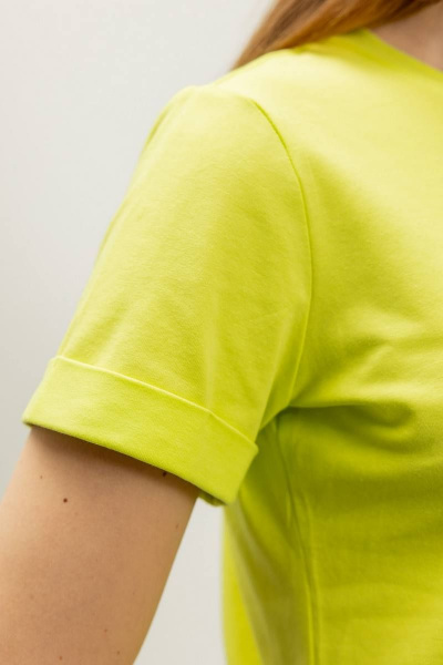Полуприлегающий желтый джемпер с коротким рукавом и печатью Femme & Devur 30731 1.46F(170) - фото 4