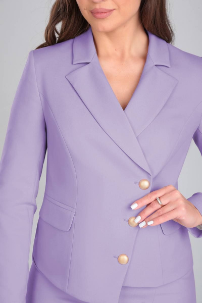 Комплект из жакета и юбки фиолетового цвета с асимметричной застежкой LeNata 20086 лиловый - фото 4