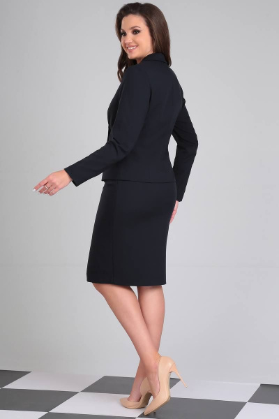 Костюм с асимметричной застежкой из жакета и юбки LeNata 20086 синий - фото 5