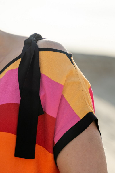 Платье свободное из вискозы с вырезом и разрезами Luna 091 полоска-черный - фото 5