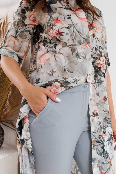 Серый костюм из блузона и брюк с принтом для повседневных образов SandyNa 130544 цветы+серый - фото 14
