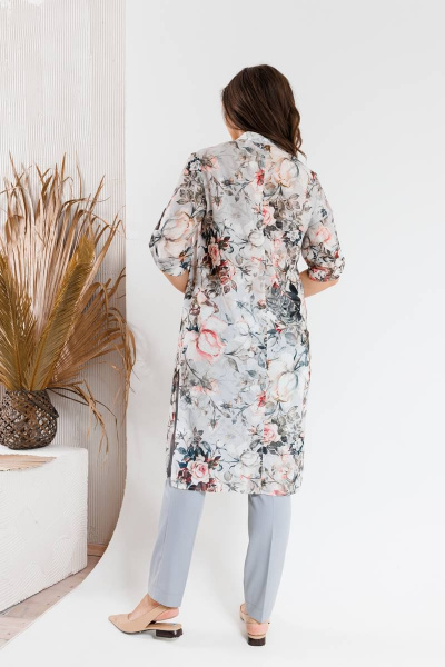 Серый костюм из блузона и брюк с принтом для повседневных образов SandyNa 130544 цветы+серый - фото 9