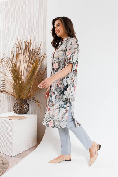Серый костюм из блузона и брюк с принтом для повседневных образов SandyNa 130544 цветы+серый - фото 7