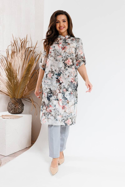 Серый костюм из блузона и брюк с принтом для повседневных образов SandyNa 130544 цветы+серый - фото 1