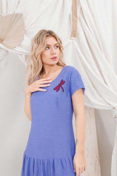 Льняное платье с двумя воланами и вышивкой-брошью AMORI 9650 - фото 4