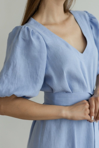 Летнее леняное платье с пышными рукавами и глубоким вырезом Atelero 1069 голубой - фото 5