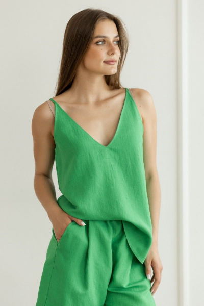 Летний леновый топ с глубоким вырезом и тонкими бретелями Atelero 1080 зеленый - фото 4