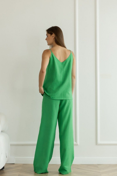 Летний леновый костюм брюки палаццо и топ с глубоким вырезом Atelero 1079 зеленый - фото 2
