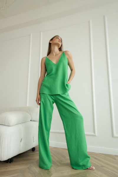 Летний леновый костюм брюки палаццо и топ с глубоким вырезом Atelero 1079 зеленый - фото 3