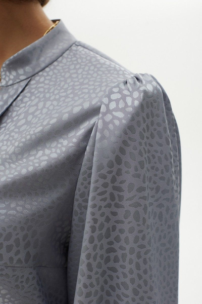 Блуза со сборками из текстиля с воротником-стойкой MALI 623-047 серебро - фото 13