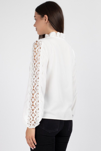 Белая деловая блуза с кружевами и рюшей VIZAVI 695 молочный - фото 6